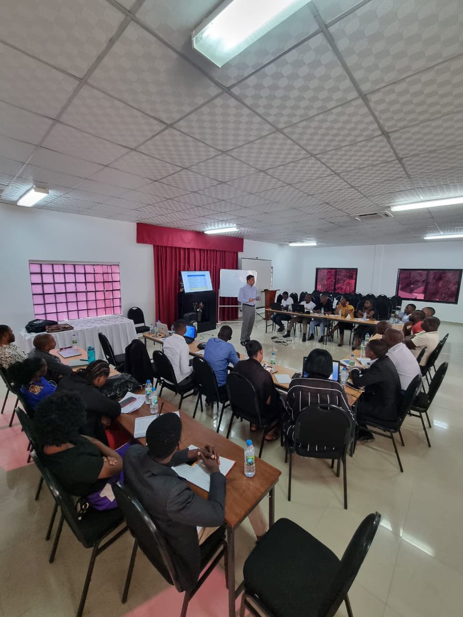 UN GRAN PRIVILEGIO!!!
Capacitando al equipo de Radio en Luanda, capital de Angola.
Ellos serán recordados como pioneros de la predicación del Evangelio en este país. 
Predicarán para 10 millones de personas <a href="/iasdsudamerica/">Adventistas Sudamérica</a> <a href="/jorgerampogna/">Jorge Rampogna</a> <a href="/presidenciadsa/">Pr. Stanley Arco | Oficial</a> <a href="/radiont/">Rádio Novo Tempo</a> <a href="/TVNovoTempo/">Novo Tempo</a>