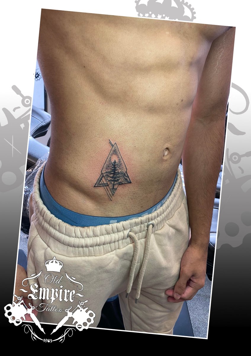 Joel_Tattoo_12's tweet image. Client sat really well for this awesome tree design on their stomach 🌳🖤 #stomachtattoo #treedesign #oldempiretattoo #salfordoriginal #LittleHulton #manchester #tattoodesign #tattooideas #tattoolife #weloveink
