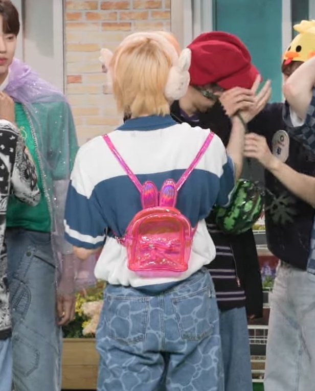 0119FEED's tweet photo. hanbin and his little backpack 🐰 

#HANBIN #TEMPEST @TPST_twt https://t.co/bg4q55AgVA