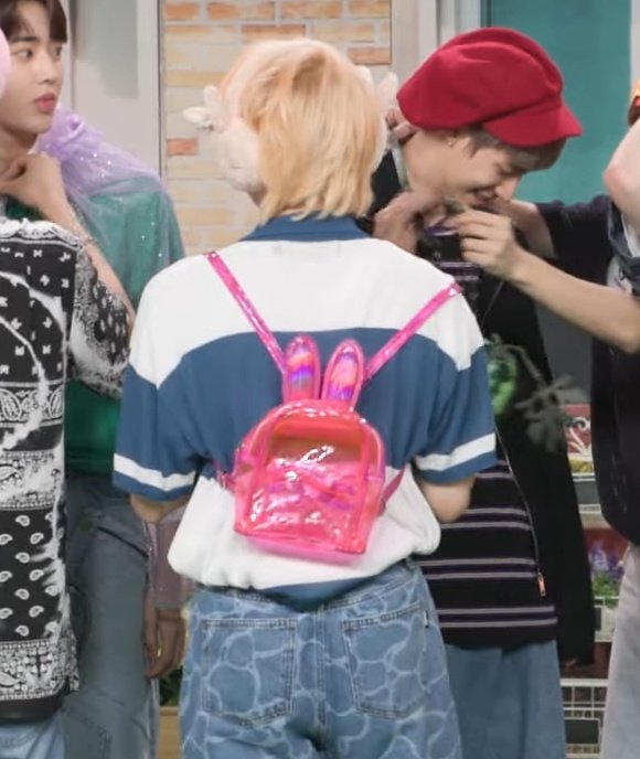 0119FEED's tweet photo. hanbin and his little backpack 🐰 

#HANBIN #TEMPEST @TPST_twt https://t.co/bg4q55AgVA