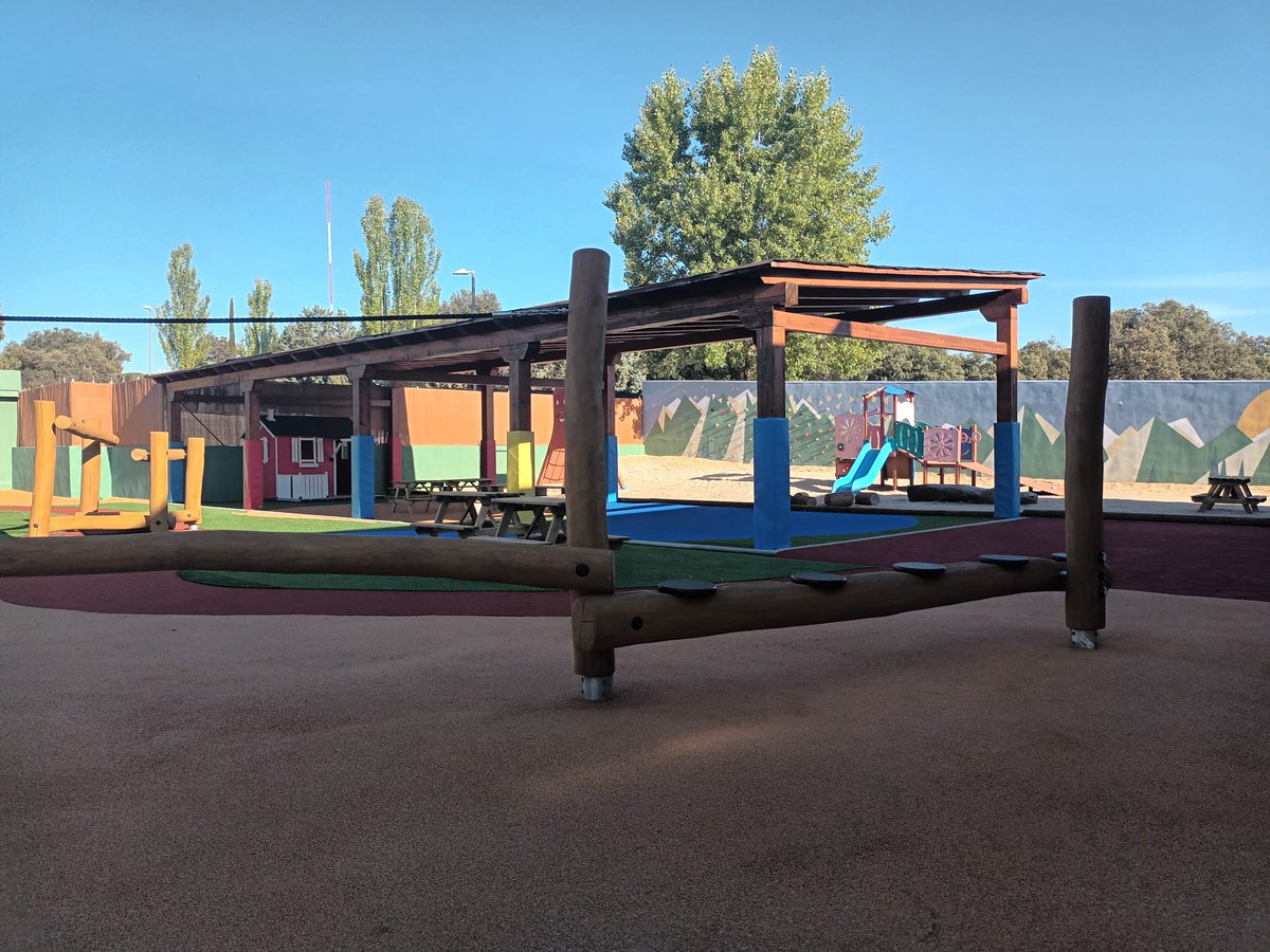 ColegiosZola's tweet photo. En el #𝐂𝐨𝐥𝐞𝐠𝐢𝐨𝐙𝐨𝐥𝐚𝐕𝐢𝐥𝐥𝐚𝐟𝐫𝐚𝐧𝐜𝐚 estrenamos patio de infantil con:
🤸‍♂️Más sombras, más colores y una grada para las clases al aire libre.
🤸‍♂️Una zona de juegos de equilibrio y escalada.
🤸‍♂️Arenero, cocinas y un huerto.

👏 ¡Un espacio de juego y aprendizaje! https://t.co/Zj6lHMLRAF