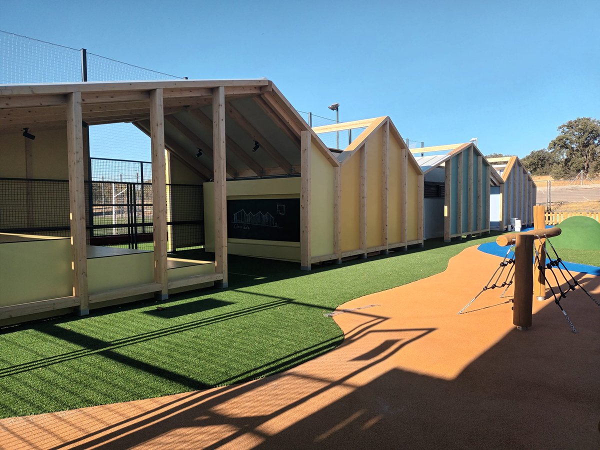 ColegiosZola's tweet photo. En el #𝐂𝐨𝐥𝐞𝐠𝐢𝐨𝐙𝐨𝐥𝐚𝐕𝐢𝐥𝐥𝐚𝐟𝐫𝐚𝐧𝐜𝐚 estrenamos patio de infantil con:
🤸‍♂️Más sombras, más colores y una grada para las clases al aire libre.
🤸‍♂️Una zona de juegos de equilibrio y escalada.
🤸‍♂️Arenero, cocinas y un huerto.

👏 ¡Un espacio de juego y aprendizaje! https://t.co/Zj6lHMLRAF