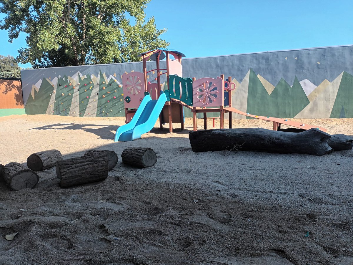 ColegiosZola's tweet photo. En el #𝐂𝐨𝐥𝐞𝐠𝐢𝐨𝐙𝐨𝐥𝐚𝐕𝐢𝐥𝐥𝐚𝐟𝐫𝐚𝐧𝐜𝐚 estrenamos patio de infantil con:
🤸‍♂️Más sombras, más colores y una grada para las clases al aire libre.
🤸‍♂️Una zona de juegos de equilibrio y escalada.
🤸‍♂️Arenero, cocinas y un huerto.

👏 ¡Un espacio de juego y aprendizaje! https://t.co/Zj6lHMLRAF