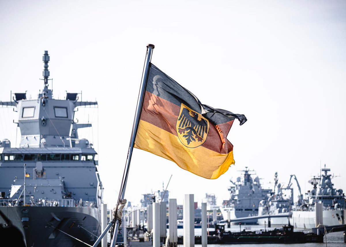 Heute Auslaufen FGS HESSEN zur GERALD R. FORD Strike Group der @USNavy. @deutschemarine zeigt mit ihren Schiffen & Besatzungen Präsenz auf den Weltmeeren & unterstreicht die Bündnissolidarität mit 🇺🇸 Ich wünsche Schiff & Besatzung alles Gute & gesunde Heimkehr.Fotos:Krey/Sawitzki