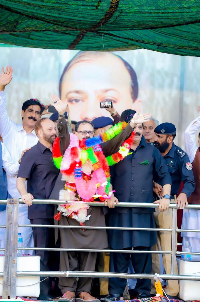 PMOAJK's tweet photo. وزیراعظم آزاد حکومت ریاست جموں و کشمیر و صدر تحریک انصاف آزاد کشمیر سردار تنویر الیاس خان باغ جلسہ گاہ پہنچ گئے

باغ کی دھرتی کے غیور لوگوں وزیراعظم آزادکشمیر کا شایان شان تاریخی استقبال کیا۔
1/4
#PMTanveerIlyasKhan
 #BaghJalsa https://t.co/yJb7LfEBA0