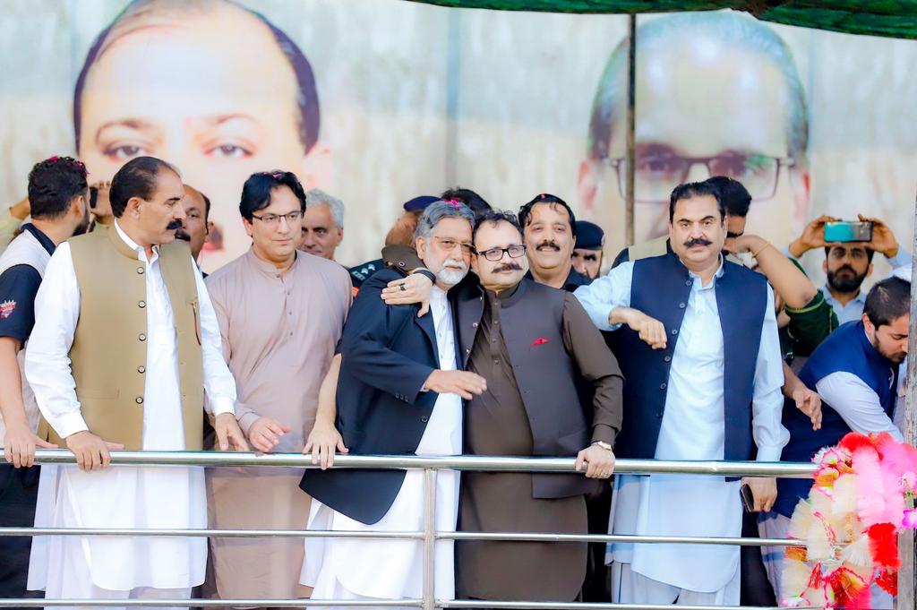 PMOAJK's tweet photo. وزیراعظم آزاد حکومت ریاست جموں و کشمیر و صدر تحریک انصاف آزاد کشمیر سردار تنویر الیاس خان باغ جلسہ گاہ پہنچ گئے

باغ کی دھرتی کے غیور لوگوں وزیراعظم آزادکشمیر کا شایان شان تاریخی استقبال کیا۔
1/4
#PMTanveerIlyasKhan
 #BaghJalsa https://t.co/yJb7LfEBA0