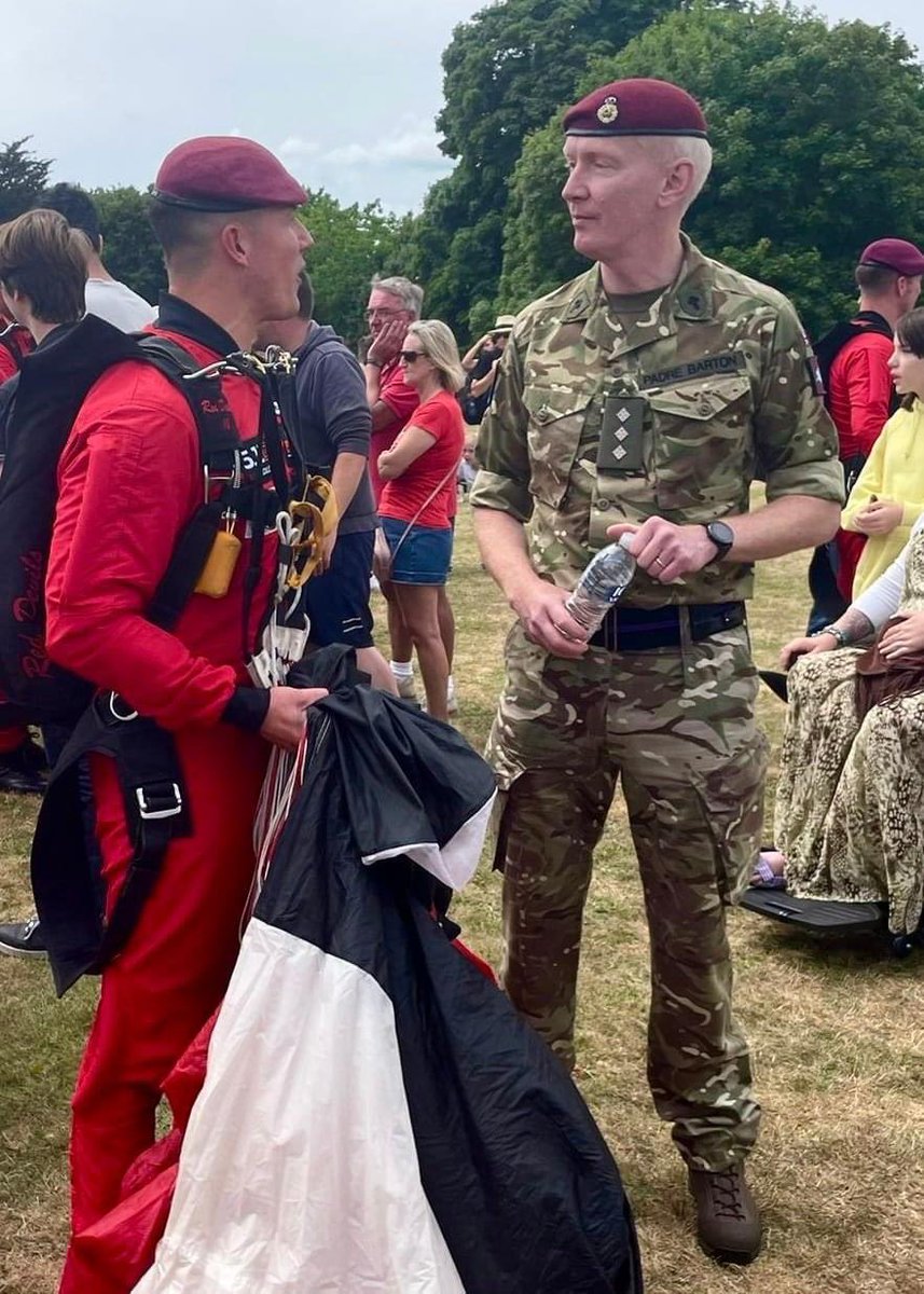 gunner_trust's tweet photo. 📢📢 Event announcement! 📢📢
On the 14th September our Regtl Chaplain will be tandem skydiving with The Red Devils. Please get behind our Padre by sponsoring the jump at -
https://t.co/sT2iIj9juy. Padre Barton will be also rising money for Montgomery High school in Colchester🪂 https://t.co/0OCsPj3Tui