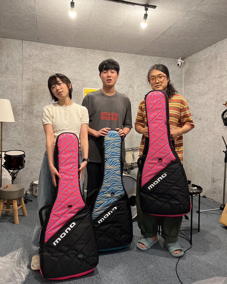 damnably's tweet photo. Thank you to @MONOcreators who kindly sent 
@otobokebeaver &amp; @SaySueMe these super cute new
MONO x Teisco Vertigo Electric Cases! 

#monocreators #goplay #teisco https://t.co/evl1oJ9s0D