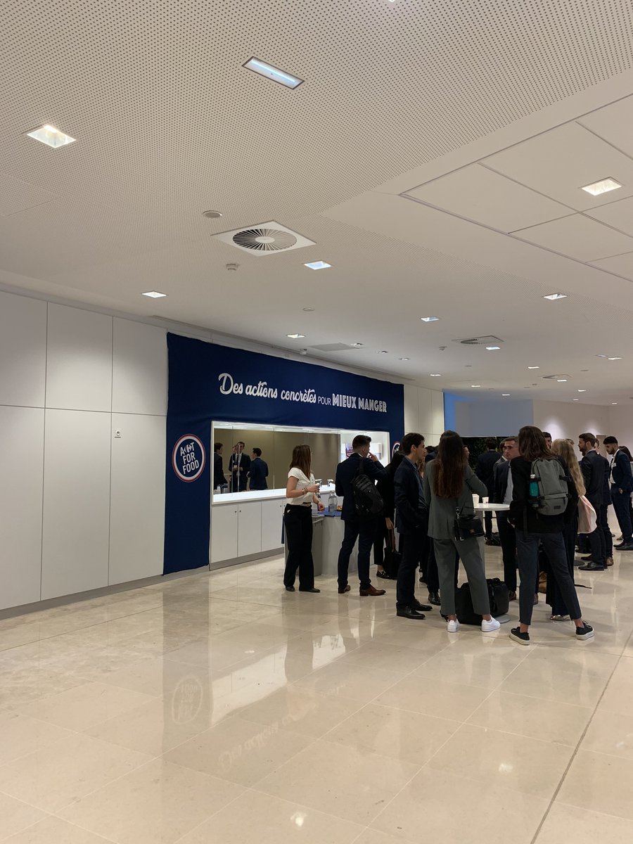 CarrefourRecrut's tweet photo. C'est parti pour une semaine d'intégration de la promotion 2022 des #GraduatesProgrammes 🚀

📅 Au programme : rencontre avec les membres du Comex, team building et découverte de #Carrefour https://t.co/rOjrYwODPA