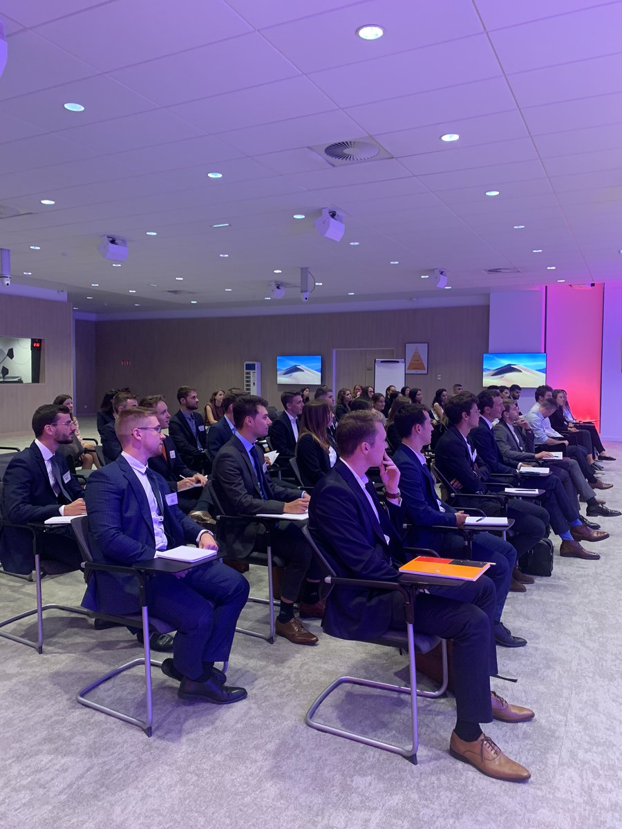 CarrefourRecrut's tweet photo. C'est parti pour une semaine d'intégration de la promotion 2022 des #GraduatesProgrammes 🚀

📅 Au programme : rencontre avec les membres du Comex, team building et découverte de #Carrefour https://t.co/rOjrYwODPA