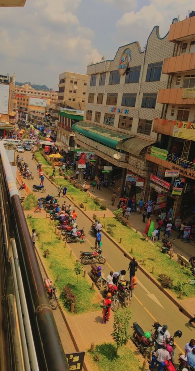 Bethdal's tweet photo. Yes u know Kampala .. which street is this !🌝🌝 https://t.co/noTeoj9oKr