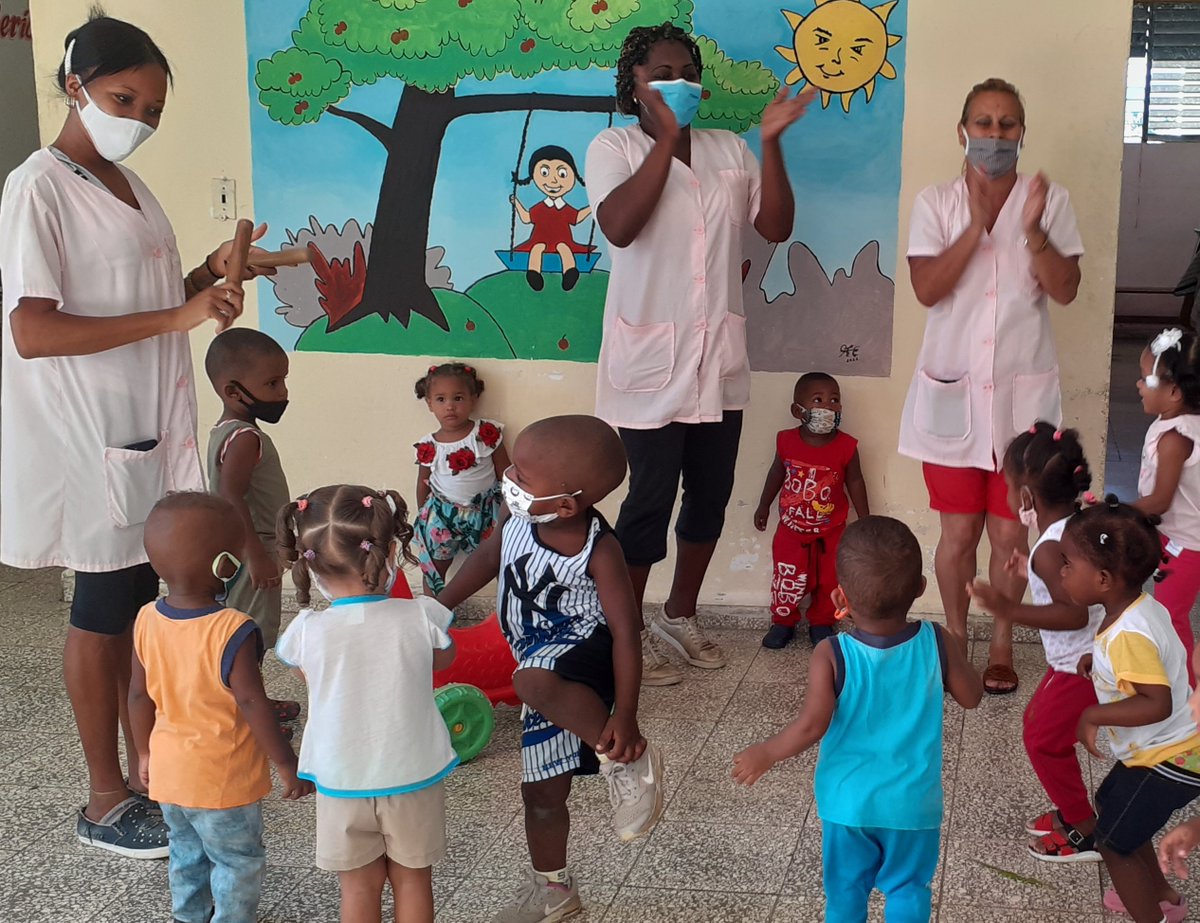 circuloinfanti7's tweet photo. Tu que sabes de sonrisas, tu que sabes de cariño
Dime,  qué sientes hoy al encontrarte  con los niños?
 Me devuelve la sonrisa, me hace amar todas las flores 
Nuestra vida junto a ellos es como pintar colores. @CubaMined, @BousRamos, @YunianaBello, @Tgonzalezm54 https://t.co/Vq4Hin2XGJ
