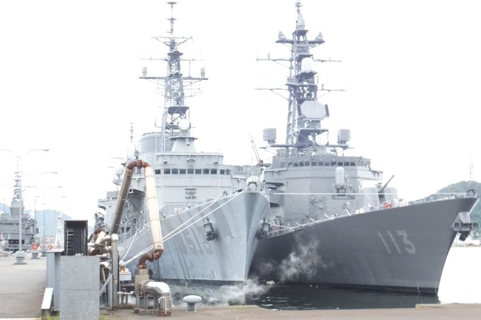 埠頭には退役したしまゆきとせとゆきが。しまゆきは武装も撤去されてました。退色した塗装が海外の艦みたい。 