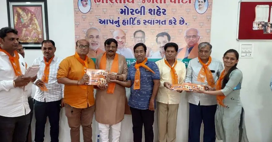 brijeshmerja1's tweet photo. આજરોજ ભારતીય જનતા પાર્ટી, મોરબી શહેર કાર્યાલય ખાતે "આઝાદી કા અમૃત મહોત્સવ"  અન્વયે "વીરાંજલી "કાર્યક્રમના આયોજન સંદર્ભે જિલ્લાના આગેવાનો તથા કાર્યકર્તાઓ સાથે બેઠક યોજી હતી અને આમંત્રણ પત્રિકાઓનું વિતરણ કર્યું હતું. https://t.co/2N9Z34xbgb