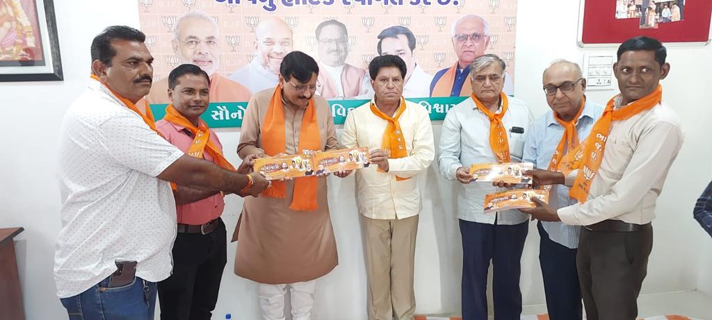 brijeshmerja1's tweet photo. આજરોજ ભારતીય જનતા પાર્ટી, મોરબી શહેર કાર્યાલય ખાતે "આઝાદી કા અમૃત મહોત્સવ"  અન્વયે "વીરાંજલી "કાર્યક્રમના આયોજન સંદર્ભે જિલ્લાના આગેવાનો તથા કાર્યકર્તાઓ સાથે બેઠક યોજી હતી અને આમંત્રણ પત્રિકાઓનું વિતરણ કર્યું હતું. https://t.co/2N9Z34xbgb