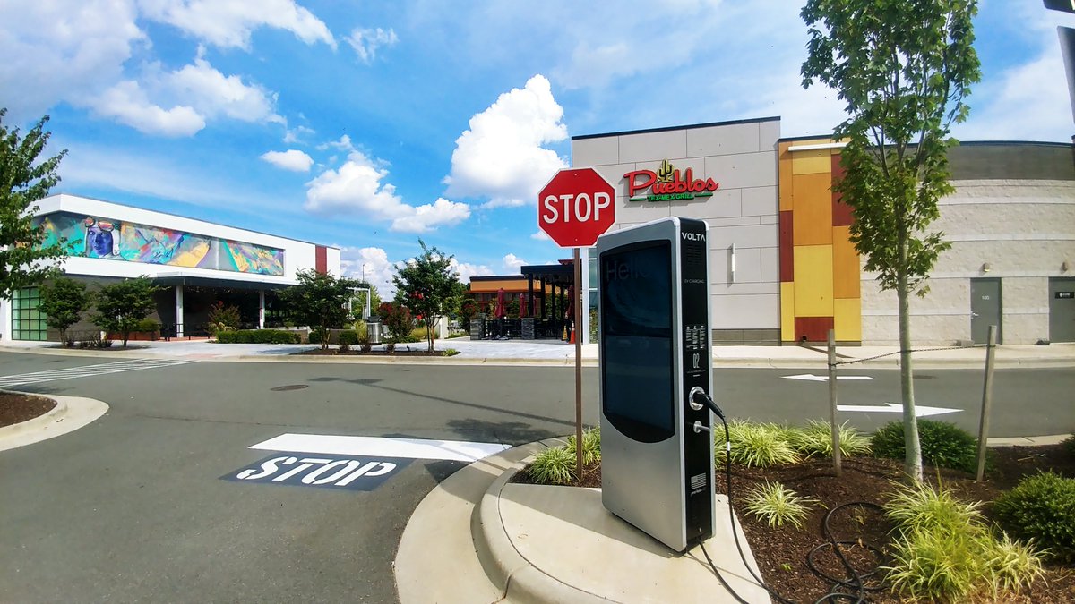 InvestingInnerG's tweet photo. #VoltaViews @VoltaCharging looking good in a shopping center in VA. Near @Wegmans @ChipotleTweets and more. A couple #Tesla model 3s soon made use of these after these photos. Saw @BankofAmerica advertised... $VLTA 

#EVCharging #ElectricVehicles #EVs #Advertising #advertisement https://t.co/c9PaNFp1wC