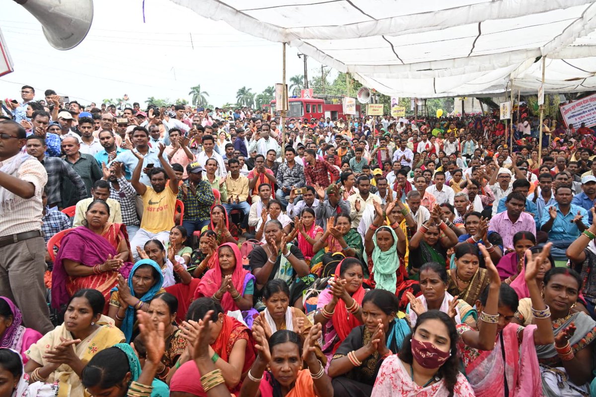 आज रायपुर के बूढ़ा तालाब धरना स्थल में दैनिक वेतन भोगी कर्मचारियों के समर्थन में उनके आंदोलन में शामिल हुआ। भूपेश सरकार ने गंगाजल की कसम खाकर नियमितीकरण का वादा किया था, अब वो भूल गए हैं।

हर वर्ग प्रताड़ित है, पूरा छत्तीसगढ़ आक्रोशित है!