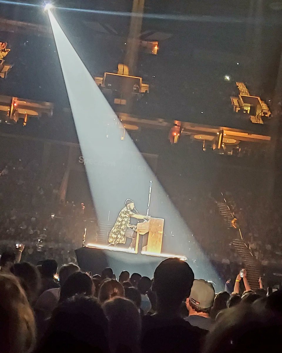 Kaytate96's tweet photo. "Take a moment
and hold it and keep it frozen
and know that life
has a hopeful undertone" 

Number 3 💛 #icytourCharlotte @twentyonepilots @joshuadun @tylerrjoseph https://t.co/znfc161SVo