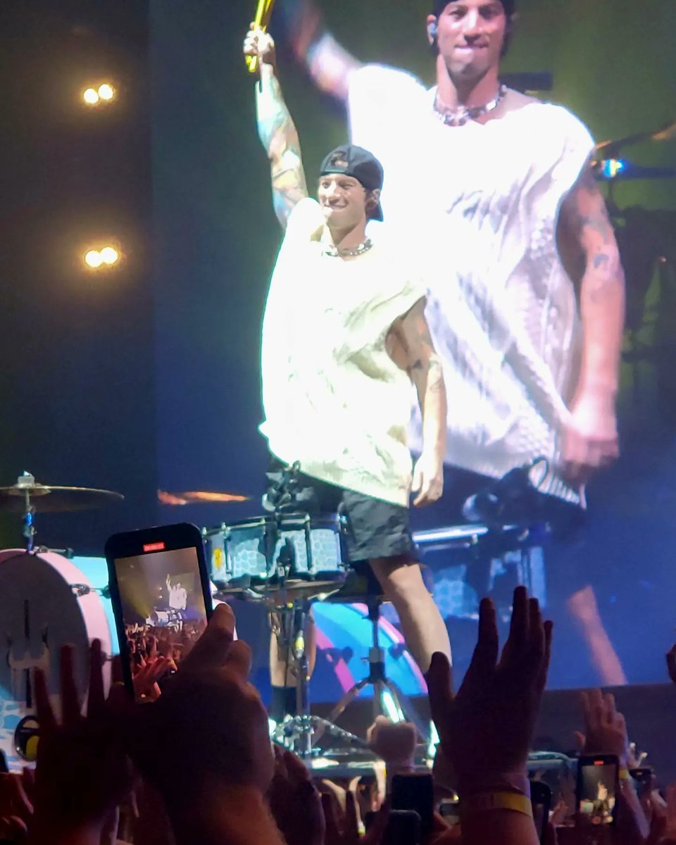 Kaytate96's tweet photo. "Take a moment
and hold it and keep it frozen
and know that life
has a hopeful undertone" 

Number 3 💛 #icytourCharlotte @twentyonepilots @joshuadun @tylerrjoseph https://t.co/znfc161SVo
