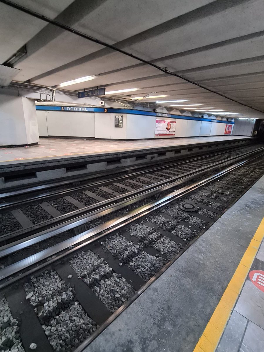 TeAmVillagran's tweet photo. #DenuncioMETRO Tapón de llanta de Vagón, en vías... claro ejemplo del nulo mantenimiento a los Convoy's, #metroNormal Línea 2 @GCalderon_Metro https://t.co/x5y1Y2s7Z0