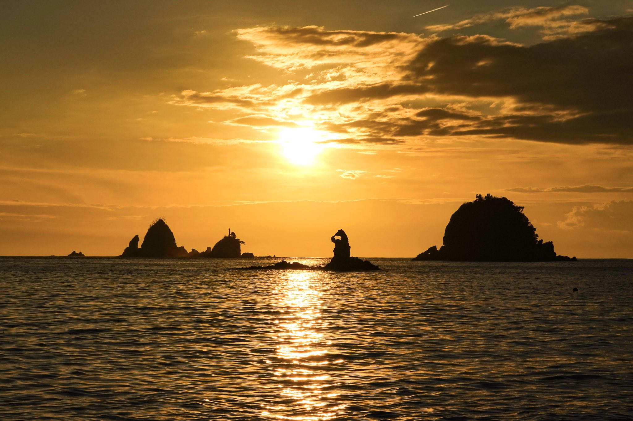 T9108f 夏の終わりの夕方の西伊豆の海 夕暮れ時の夕陽 夕日に照らされる海 夕焼けが美しい とても綺麗な光景で癒されました 22 9 5 大田子海岸にて T Co Tqtrbochki Twitter