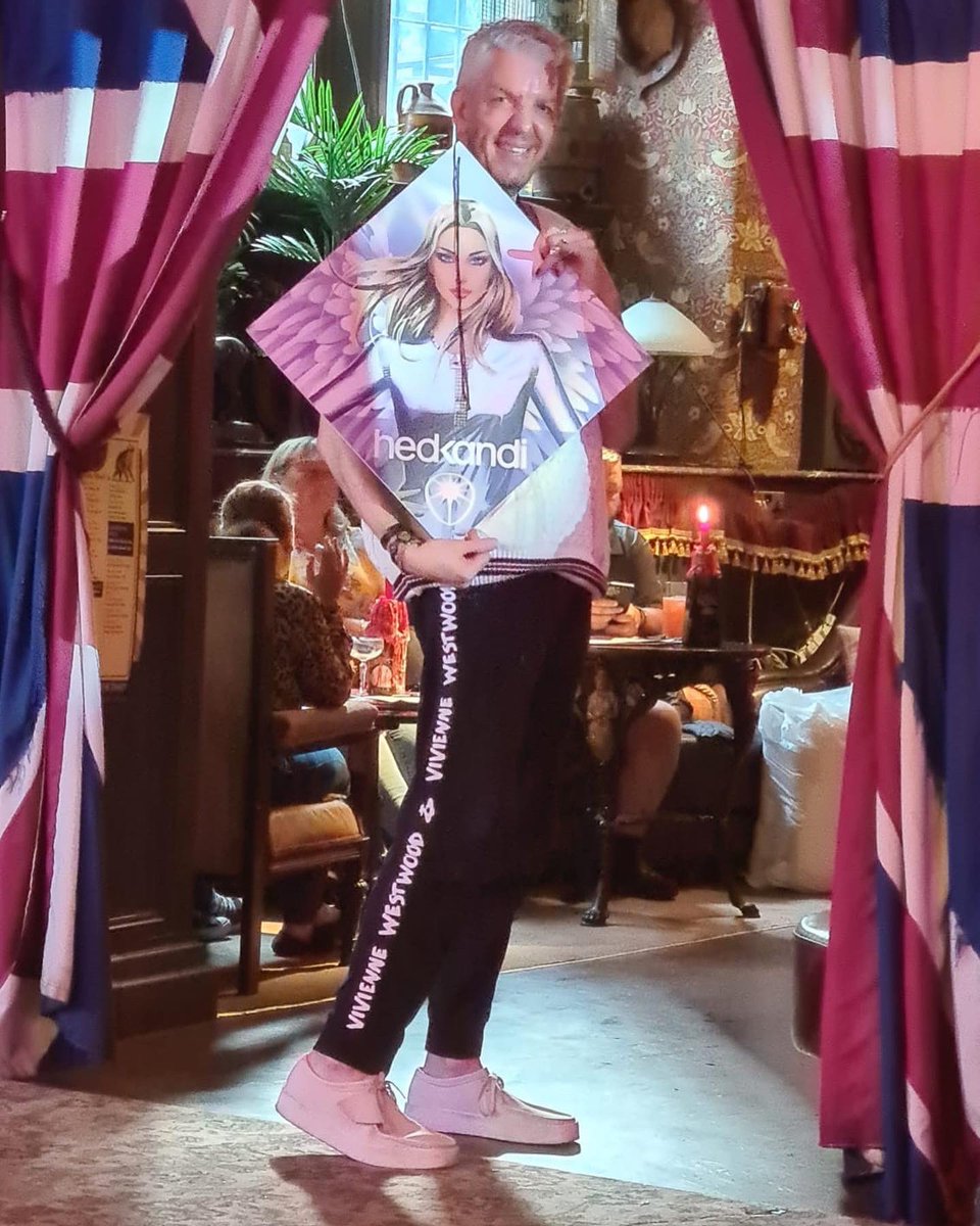 NilvedS's tweet photo. #HedKandi fun on a #Sunday nite πΆ
#colonelporters #newcastle #toon #selfietime π€³ https://t.co/I8bsYc1z5l