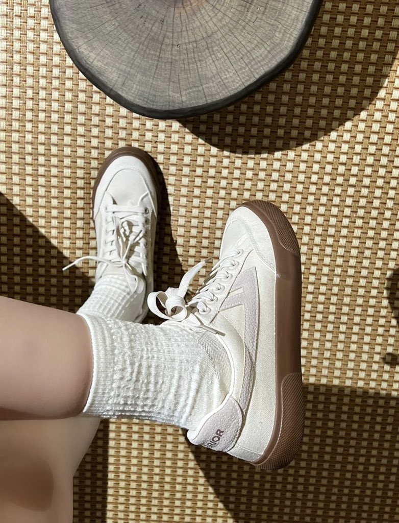 Anna1986210AA's tweet photo. These canvas shoes still look nice. https://t.co/pOMJIPLipc