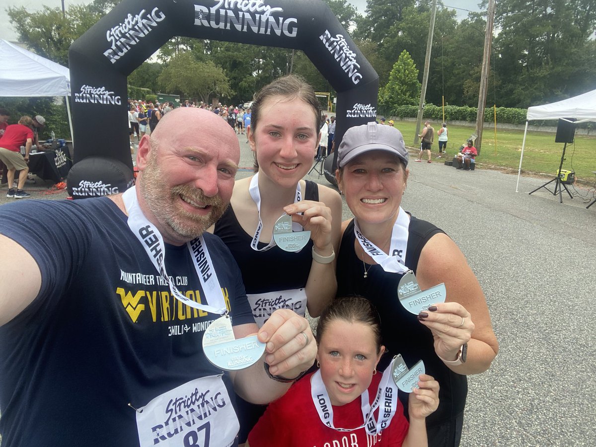 bhomeyer's tweet image. We all put on a bib to run the Labor Day 5k with @wendyhomeyer. Sophie crushed it and won the under 19 age group.   #strictlyrunning. #hammond #laborday5k