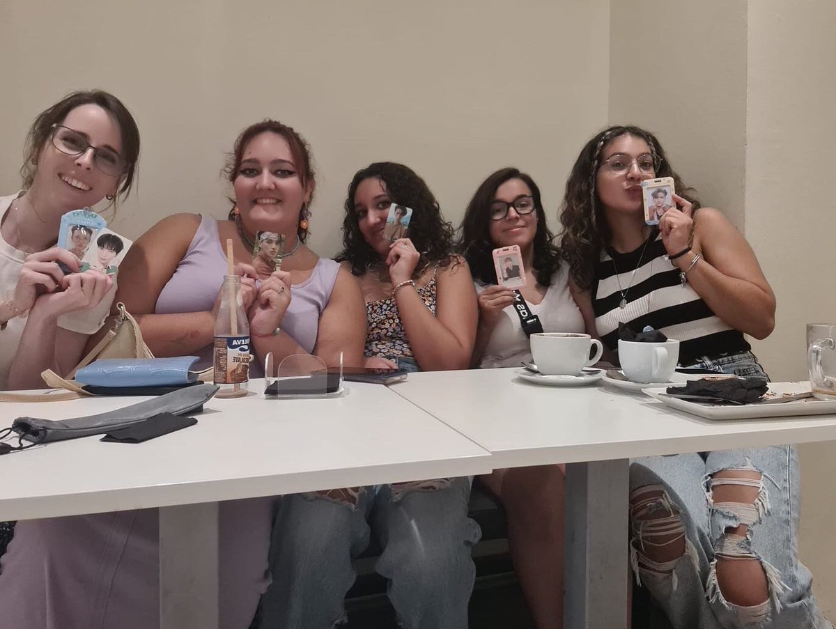 CarolAtiny's tweet photo. [🎬] Atiny (에이티니) vlog EP.1 8 MAKES 1 TEAM! 💫

@ATEEZofficial #ATEEZ #에이티즈 

@AtinyMarina @Adangyul @Eva_bt7 
Especial appearance: @CrazyCheerful https://t.co/4avqQzBS5F