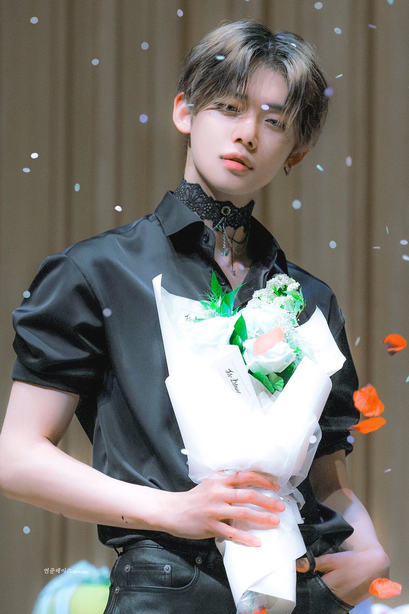 kooorong's tweet photo. 꽃가루 연준이

2019                                      2022 https://t.co/N1BogB8SmW
