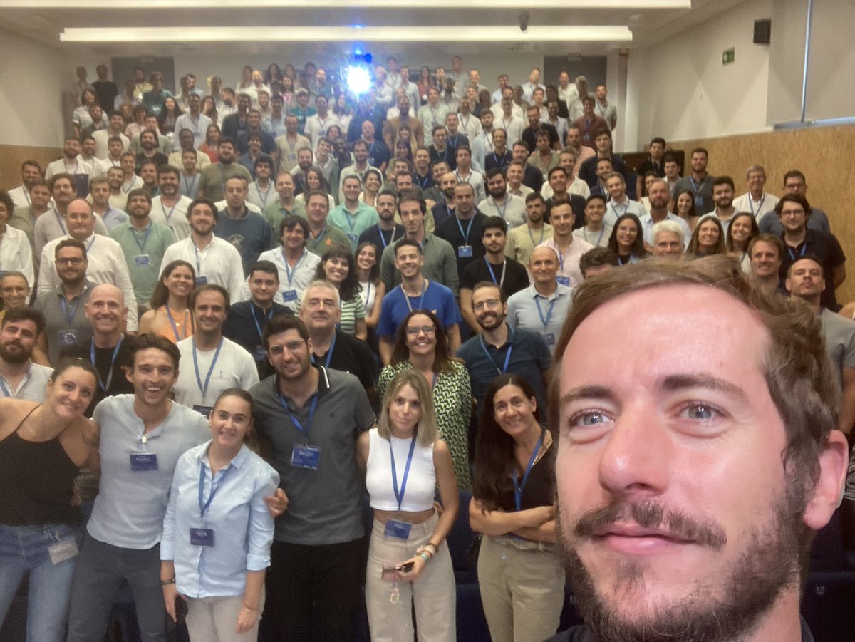 Cada 4 meses repetimos la misma foto con las nuevas startups de <a href="/lanzaderaes/">Lanzadera</a> . Principales diferencias: 1) Cada vez más emprendedores en la sala 2) Tengo menos pelo y más ojeras 😂 #WelcomeToLanzadera