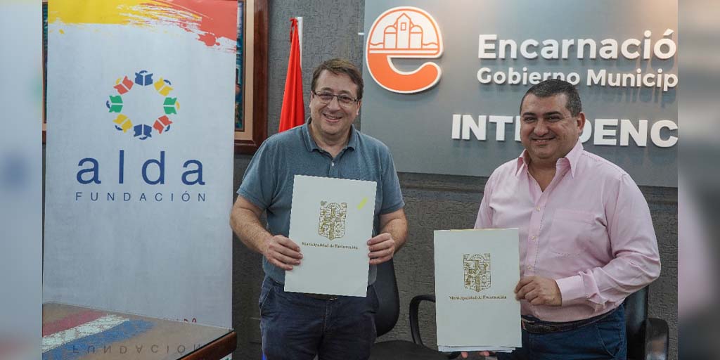 FundacionAlda's tweet photo. ✍🏼 Fundación Alda y la @MuniEncarnacion suscribieron un convenio marco de cooperación, para el desarrollo y la implementación de acciones de promoción y protección de los derechos de niñas, niños, adolescentes, mujeres y hombres.
#EducaciónDeCalidad
#CompromisoAlda https://t.co/xQ12j8xZgL
