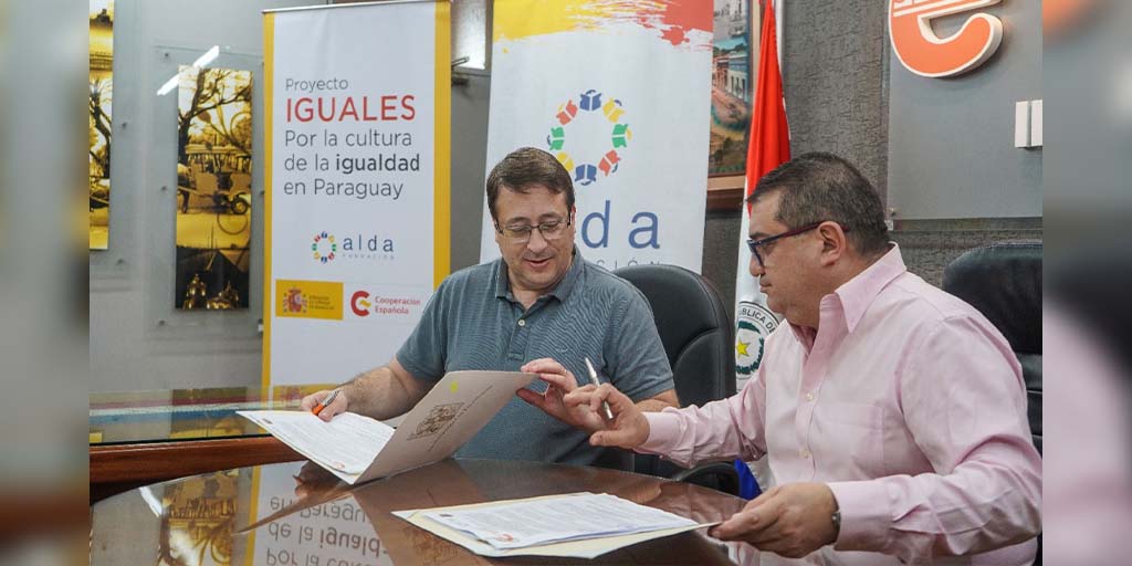 FundacionAlda's tweet photo. ✍🏼 Fundación Alda y la @MuniEncarnacion suscribieron un convenio marco de cooperación, para el desarrollo y la implementación de acciones de promoción y protección de los derechos de niñas, niños, adolescentes, mujeres y hombres.
#EducaciónDeCalidad
#CompromisoAlda https://t.co/xQ12j8xZgL