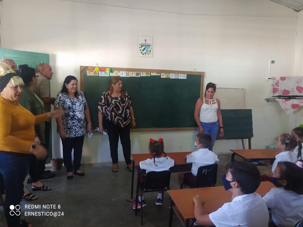 Con la presencia de Deivys Pérez Martín miembro del Comité Central del PCC y Primera Secretaria del PCC y Teresita Romero Rodríguez Gobernadora del Gobierno Provincial que oficialmente reanudado en #SanctiSpiritus el curso escolar 2021/2022. #CubaPorLaVida , #CubaALasAulas