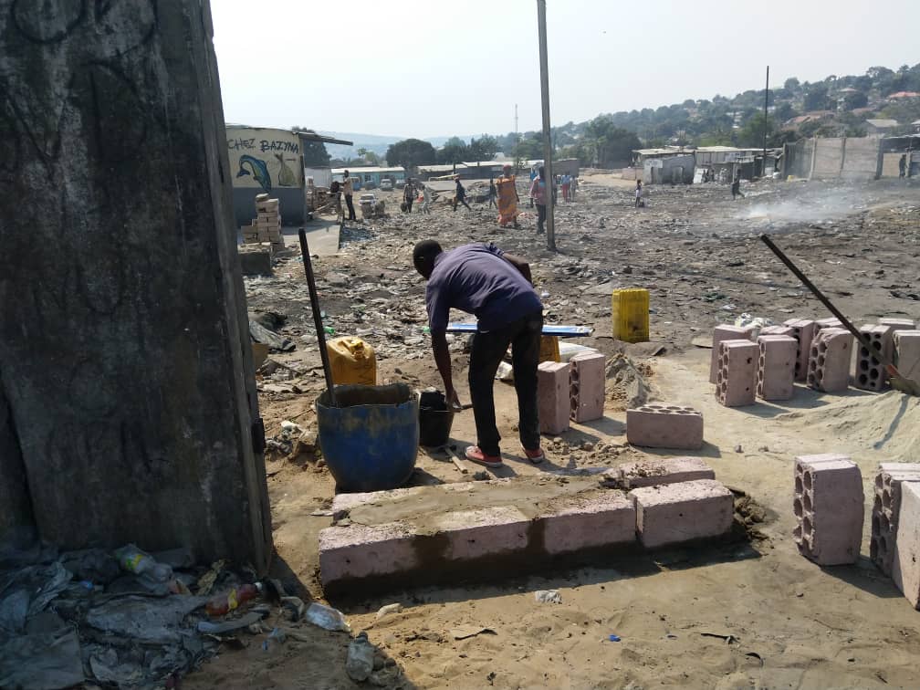 mahatma_lobota's tweet photo. Kin : [IMAGES] Le site devant abriter le nouveau marché moderne de MaTadikibala fait l’objet d'une spoliation à ce jour. Les spoliateurs arguent q’ils ont une autorisation d bâtir et clôturent le site sous l'encadrement de la Police @MulumbaGecoco @NgobilaM @comgenpnc https://t.co/xoRQ0MhKjF