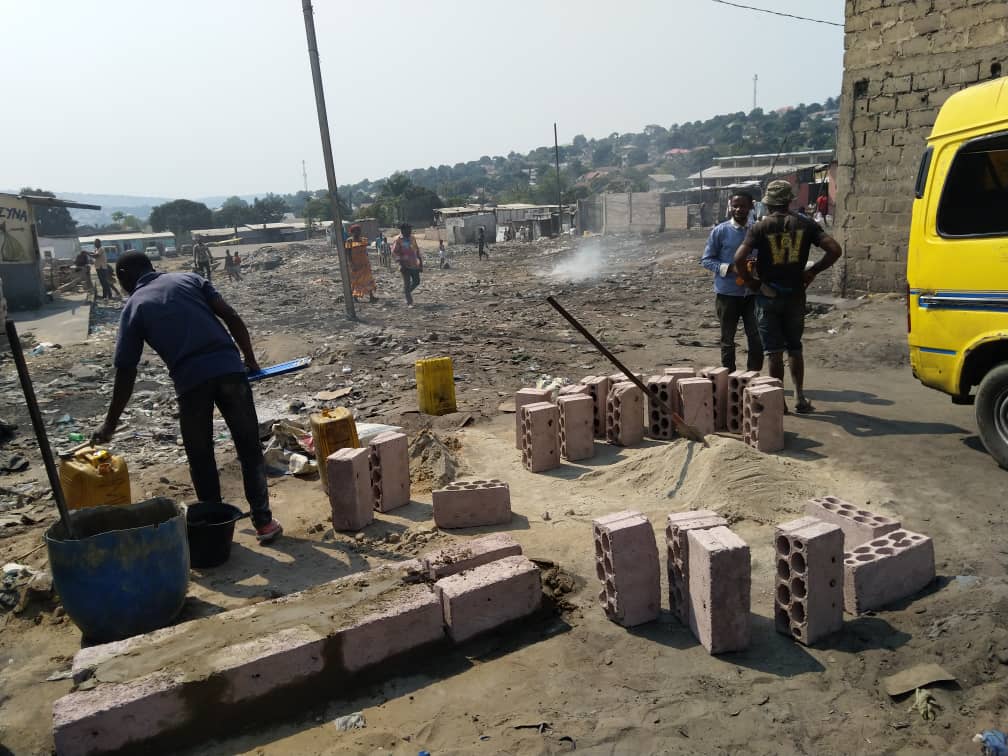 mahatma_lobota's tweet photo. Kin : [IMAGES] Le site devant abriter le nouveau marché moderne de MaTadikibala fait l’objet d'une spoliation à ce jour. Les spoliateurs arguent q’ils ont une autorisation d bâtir et clôturent le site sous l'encadrement de la Police @MulumbaGecoco @NgobilaM @comgenpnc https://t.co/xoRQ0MhKjF