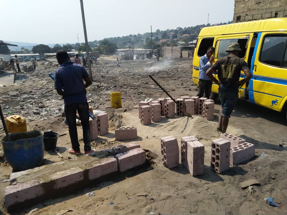 mahatma_lobota's tweet photo. Kin : [IMAGES] Le site devant abriter le nouveau marché moderne de MaTadikibala fait l’objet d'une spoliation à ce jour. Les spoliateurs arguent q’ils ont une autorisation d bâtir et clôturent le site sous l'encadrement de la Police @MulumbaGecoco @NgobilaM @comgenpnc https://t.co/xoRQ0MhKjF