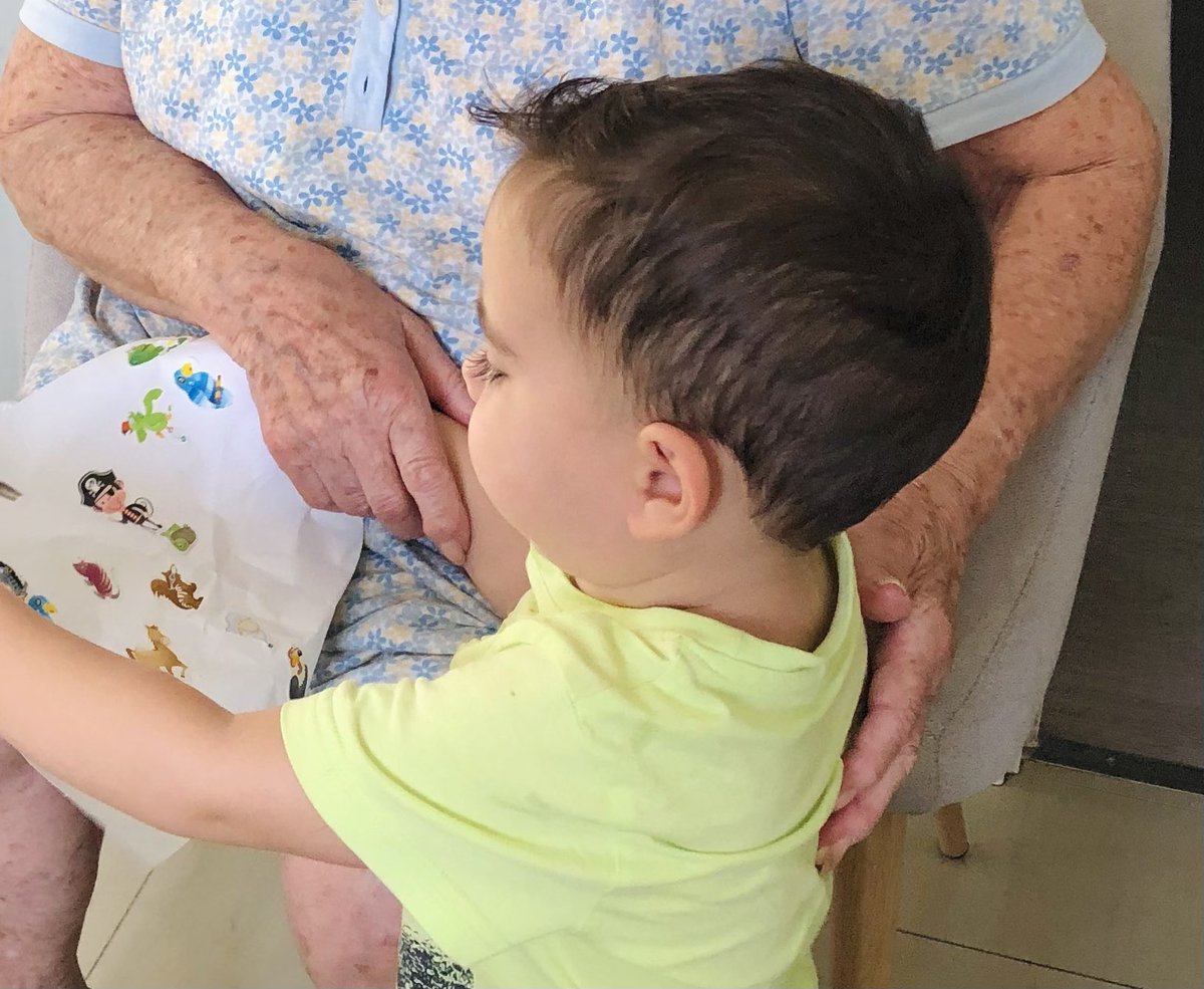 Judit_Serrano's tweet photo. La millor amiga del Nico és la Carmen i té 88 anys. Dissabte els vaig fer aquesta foto. Us parlo d'aquesta improbable amistat en l'article d'avui 👇🏼 https://t.co/91XOKarDPq