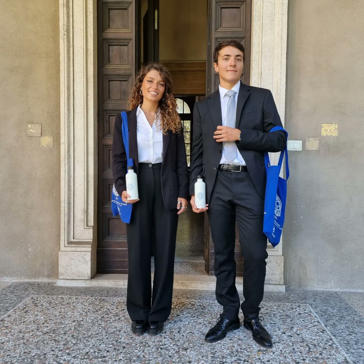 SIOItweet's tweet photo. #UNYD Italy 🇮🇹 2022/2023 🇺🇳 
Si apre ufficialmente il nuovo mandato del Programma con il passaggio delle consegne da @stefania_bait e @MarcoDemo30, che ringraziamo per l'energico impegno, a Giulia Tariello e Gabriele Colella, a cui auguriamo buon lavoro!

#staytuned @UNYDItaly https://t.co/pJNa8hnBXQ