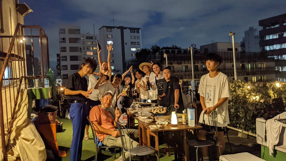 zacandred's tweet photo. 天気がいい日は屋上でBBQでしょ！！⁡
⁡⁡
⁡昼の一言『いい天気の日は屋上でなんかやりたい』から突然BBQが始まりました⁡
⁡企画者のゼインはBBQの国🇦🇺と温泉の国🇯🇵のハーフのイケメンさん
⁡⁡
⁡たくさんの笑顔に囲まれて、月曜からスタート！！今週も頑張っていきましょう！！⁡ https://t.co/1gHuJgbcXC
