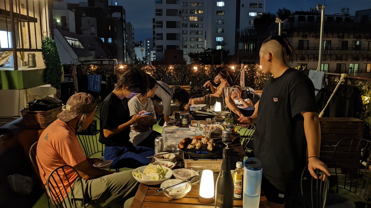 zacandred's tweet photo. 天気がいい日は屋上でBBQでしょ！！⁡
⁡⁡
⁡昼の一言『いい天気の日は屋上でなんかやりたい』から突然BBQが始まりました⁡
⁡企画者のゼインはBBQの国🇦🇺と温泉の国🇯🇵のハーフのイケメンさん
⁡⁡
⁡たくさんの笑顔に囲まれて、月曜からスタート！！今週も頑張っていきましょう！！⁡ https://t.co/1gHuJgbcXC