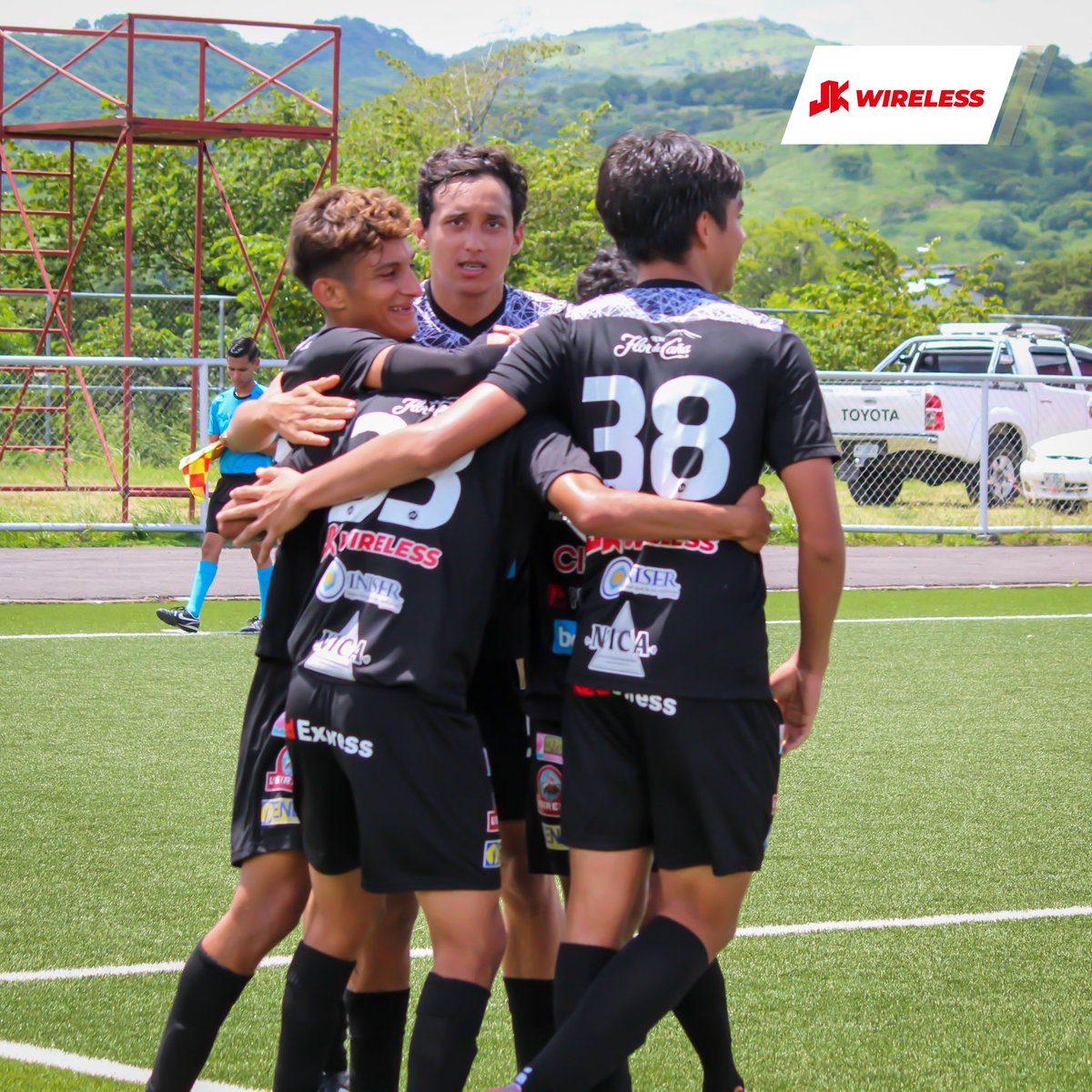 Diriangen_FC's tweet photo. 📸 Galería #JKWireless | Nuestra juvenil sumó tres puntos importantes en su visita a Matagalpa, los blanquinegros sufrieron dos expulsiones pero lograron sostener la ventaja conseguida por Jeremías Hurtado.
¡Gran triunfo equipo! 👊⚽️
#JuntosPorLaHistoria #VamosCaciques https://t.co/3PQjcUYJre