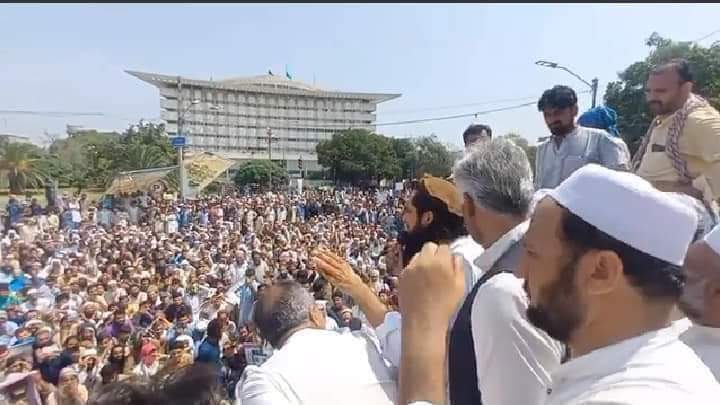 saleemkhan864's tweet photo. #Justice4MariaMomand          په لاهور کې د ماریه مومند سرہ جنسی زيادتی او د ناروا قتل په خلاف د پنجاب اسمبلۍ مخې ته ده پښتنو لوي احتجاج روان دئ
#Justice4Maria https://t.co/0q8FOCP5tV