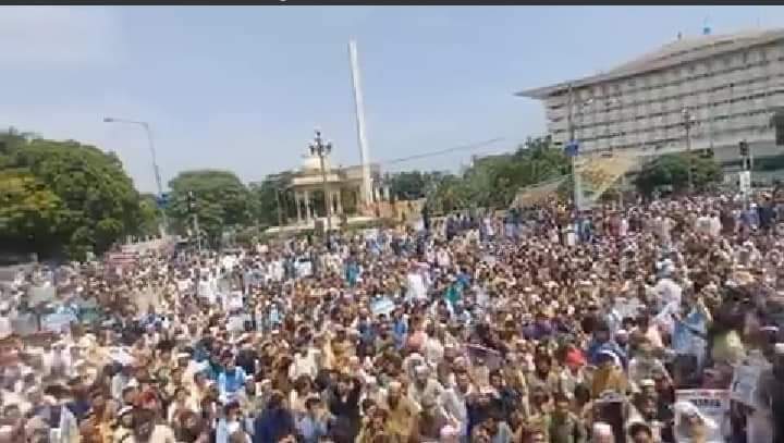 saleemkhan864's tweet photo. #Justice4MariaMomand          په لاهور کې د ماریه مومند سرہ جنسی زيادتی او د ناروا قتل په خلاف د پنجاب اسمبلۍ مخې ته ده پښتنو لوي احتجاج روان دئ
#Justice4Maria https://t.co/0q8FOCP5tV