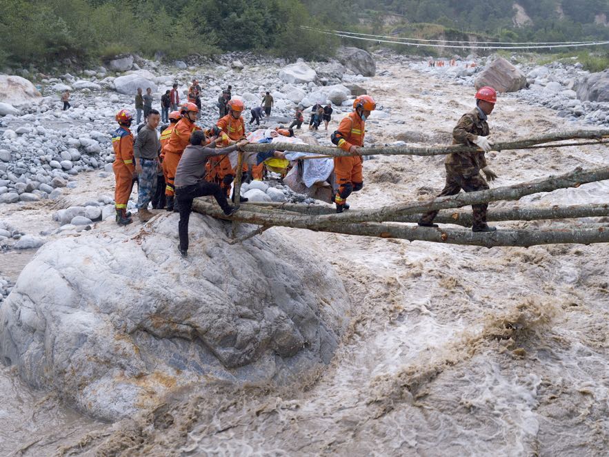 CD_visual's tweet photo. Rescuers transfer injured and trapped residents from Moxi town to safety in #Luding county, Sichuan province, on Monday. The 6.8-magnitude #earthquake jolted Luding county at 12:52 pm Monday. https://t.co/IunfY1rWp5