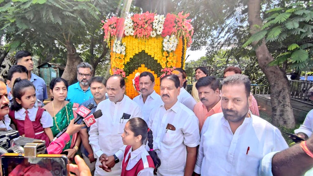 ShyamSunder_BJP's tweet photo. ఈ రోజు ట్యాంక్ బండ్ దగ్గర ఉన్న మాజీ రాష్ట్రపతి "డాక్టర్ సర్వేపల్లి రాధాకృష్ణన్" విగ్రహానికి  రాజ్యసభ సభ్యులు, జాతీయ ఓబీసీ అధ్యక్షులు @drlaxmanbjp గారితో కలిసి పూలమాలవేసి వారిని స్మరించుకోవడం జరిగింది.
ఉపాధ్యాయ దినోత్సవ శుభాకాంక్షలు. #SarvepalliRadhakrishnan 
#TeachersDay2022 https://t.co/KW2KGSMlxZ