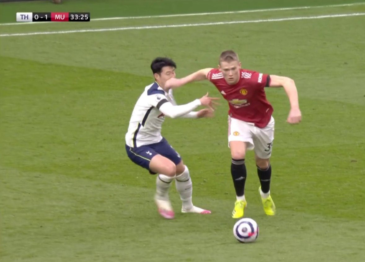 Malachians's tweet photo. If a player is fouled in the build up to a goal and the referee misses that, how is that not a "clear and obvious error"?  I don't remember this kind of reaction when this happened https://t.co/iCPb0Z862n