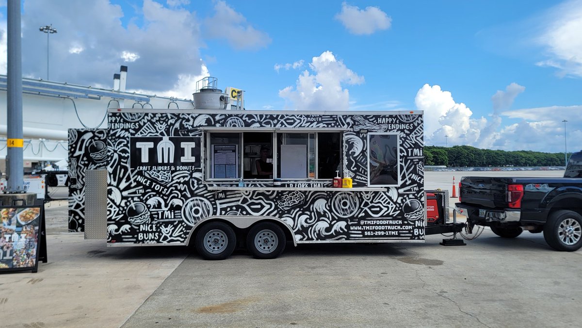 TheHubSports's tweet photo. We are celebrating Labor Day with the Super Team! Thanks to TMI Food Truck for coming out and serving sliders to the crew. Have an amazing day and KEEP IT SAFE!! @JetBlue @HelloJetBlue #teamb6pbi @YQRamos #jetbluesofly @flyPBI https://t.co/HAufJnelyP