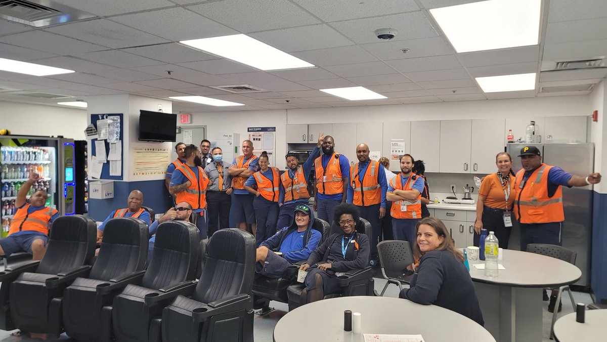 TheHubSports's tweet photo. We are celebrating Labor Day with the Super Team! Thanks to TMI Food Truck for coming out and serving sliders to the crew. Have an amazing day and KEEP IT SAFE!! @JetBlue @HelloJetBlue #teamb6pbi @YQRamos #jetbluesofly @flyPBI https://t.co/HAufJnelyP