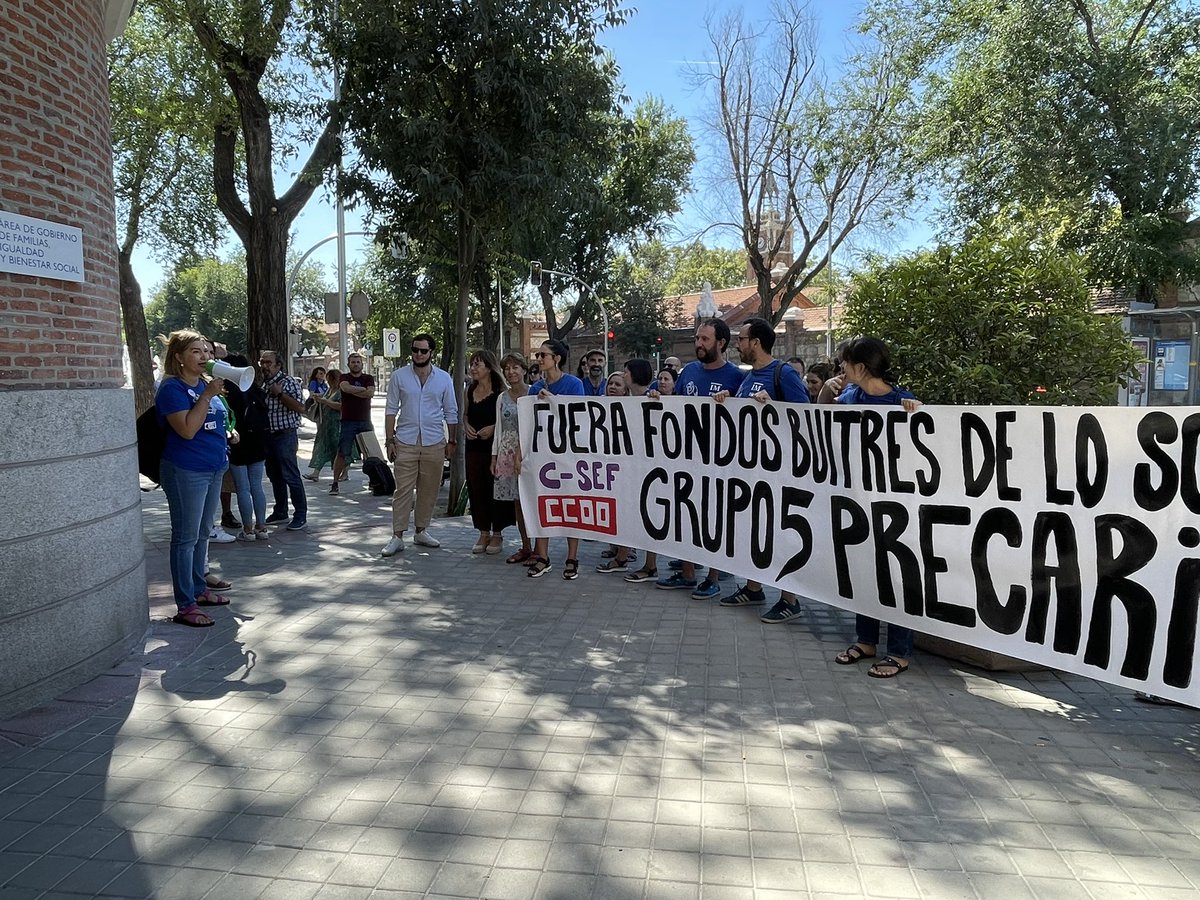 emiliamgarrido's tweet photo. En la concentración de hoy apoyando @PSOEMadridAyto a l@s trabajador@s de los CAI y PAIEF de gestión del Grupo 5. 
Llevan 60 días en huelga indefinida!!!Por qué @MadridFamilias ha cambiado el lugar de reunión de la Mesa Diálogo de forma precipitada? #huelgagrupo5 #grupo5precariza https://t.co/1OamIVZ9Cp